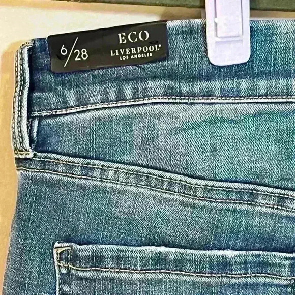 NWT Liverpool The GIA Glider Short Size 6 / 28 Denim Stretch Distressed Casual - Picture 6 of 7